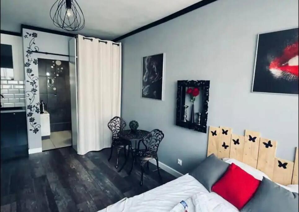 Orphelin Studio Avec Balneo Proche Centre Ville Reims Extérieur photo