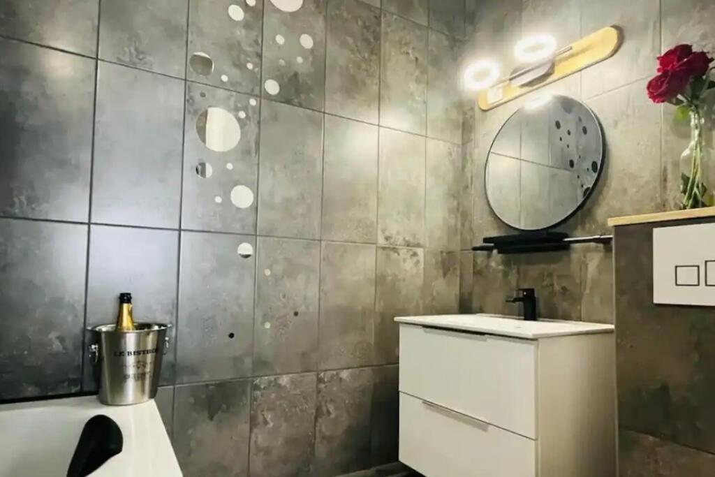 Orphelin Studio Avec Balneo Proche Centre Ville Reims Extérieur photo